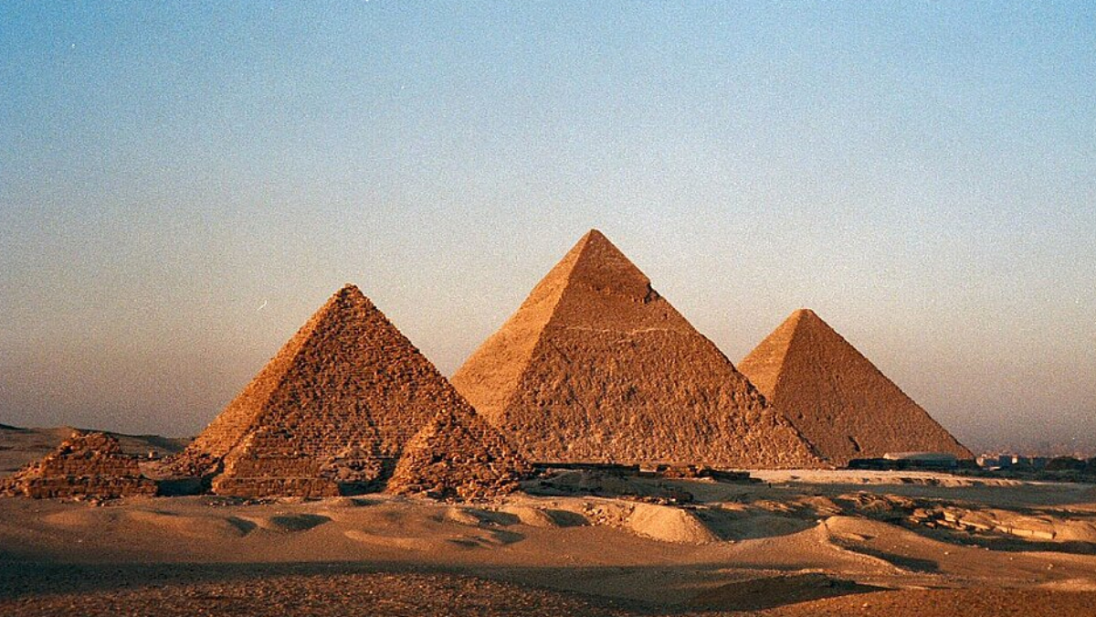 Erguidas há mais de 4.500 anos, as pirâmides seguem como um dos maiores mistérios da história da humanidade (Foto: Bruno Girin/ Wikimedia Commons)
