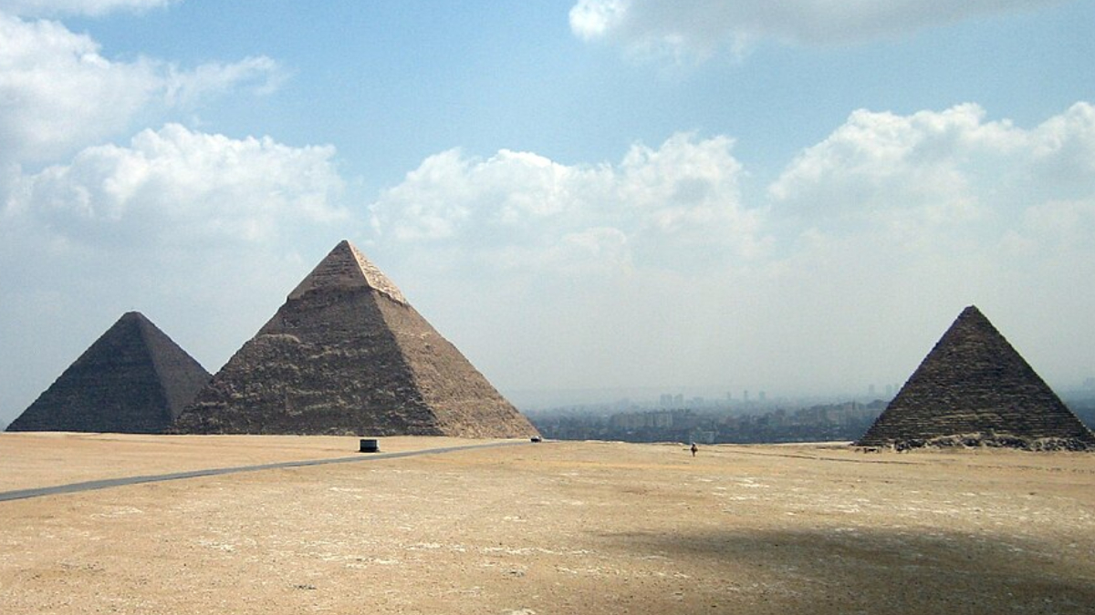 Blocos de pedra com dezenas de toneladas foram usados na construção das pirâmides, impressionando até hoje (Foto: Jerome Bon/ Wikimedia Commons)