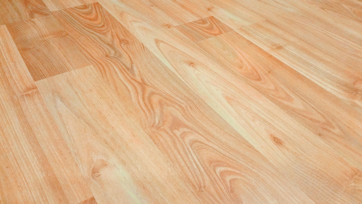 Aplicar cera no piso laminado pode causar manchas, marcas e aspecto engordurado (Foto: Digital Buggu/ Pexels)
