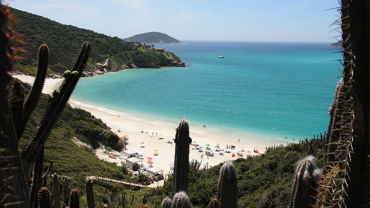 As Prainhas do Pontal do Atalaia ficaram em 44º lugar entre as melhores praias do mundo em 2026 (Foto: Giovanni Matos/ Wikimedia Commons)