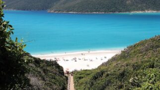 Com mar azul-turquesa e areia branca, a Praia do Pontal do Atalaia garantiu lugar em ranking internacional (Foto: Giovanni Matos/Wikimedia Commons)