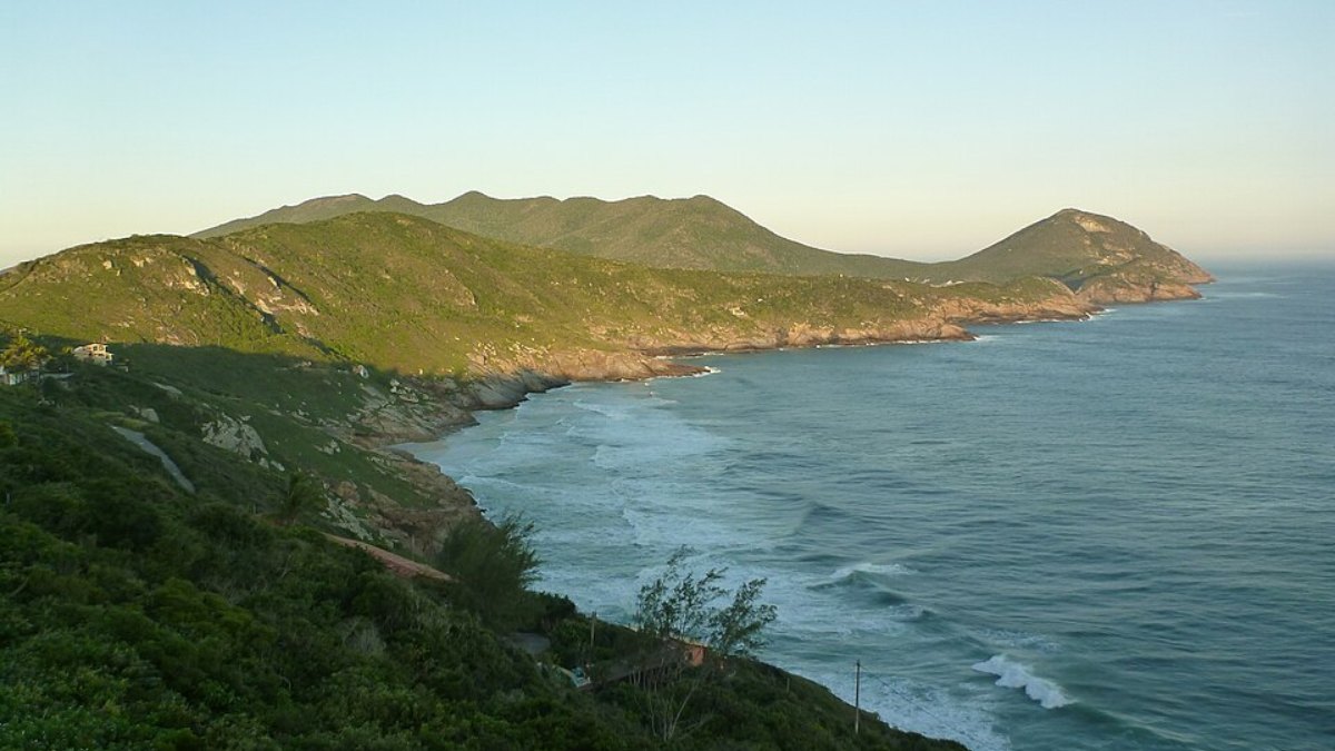 O Pontal do Atalaia reúne atrações como a escadaria, a Gruta do Amor e mirantes (Foto: Wusel007/Wikimedia Commons)