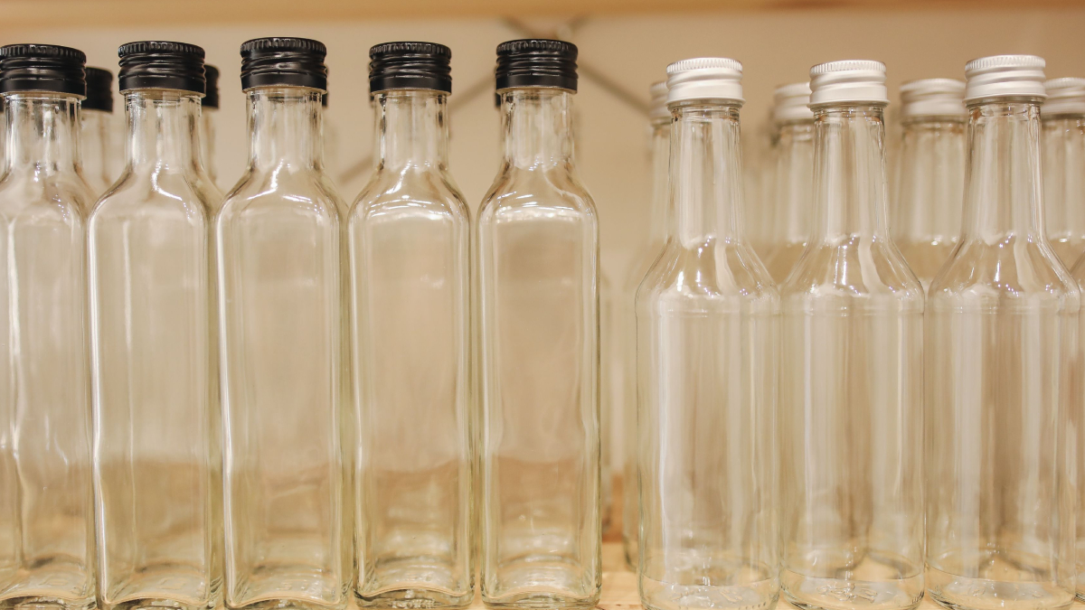 Antes de reutilizar potes de vidro, remover toda a cola da etiqueta melhora a higiene e a aparência do recipiente (Foto: Polina Tankilevitch/ Pexels)