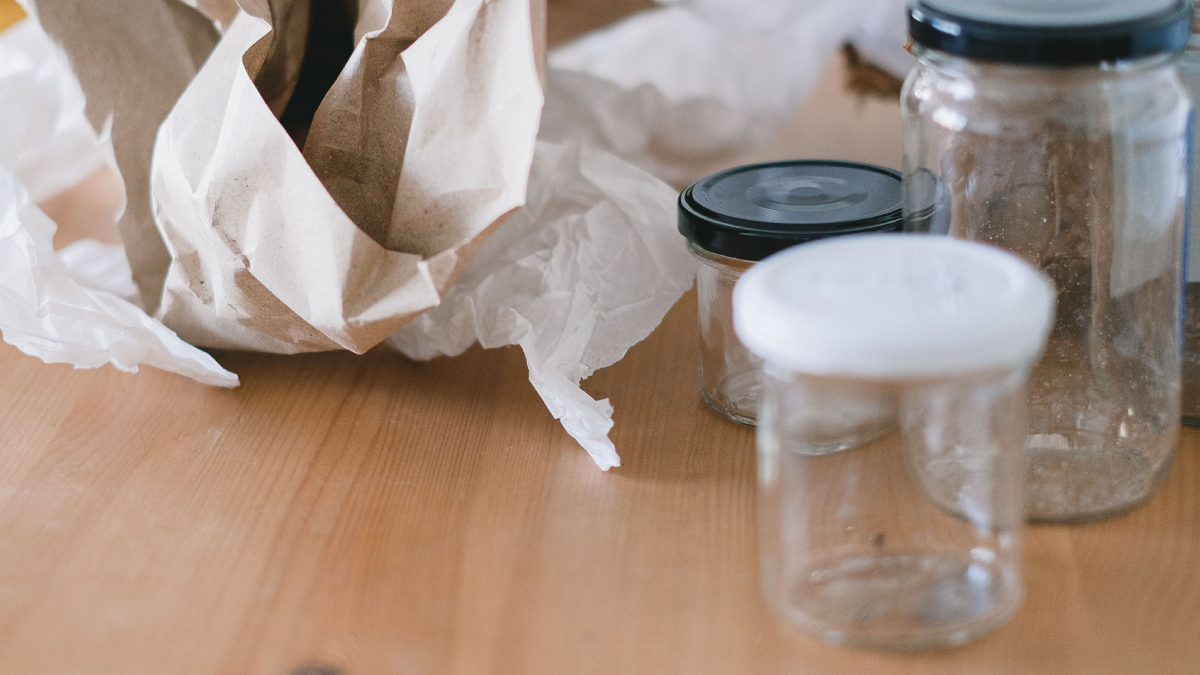 Vinagre, papel-toalha e alguns minutos de espera são suficientes para facilitar a retirada da cola de etiquetas (Foto: SHVETS production/ Pexels)