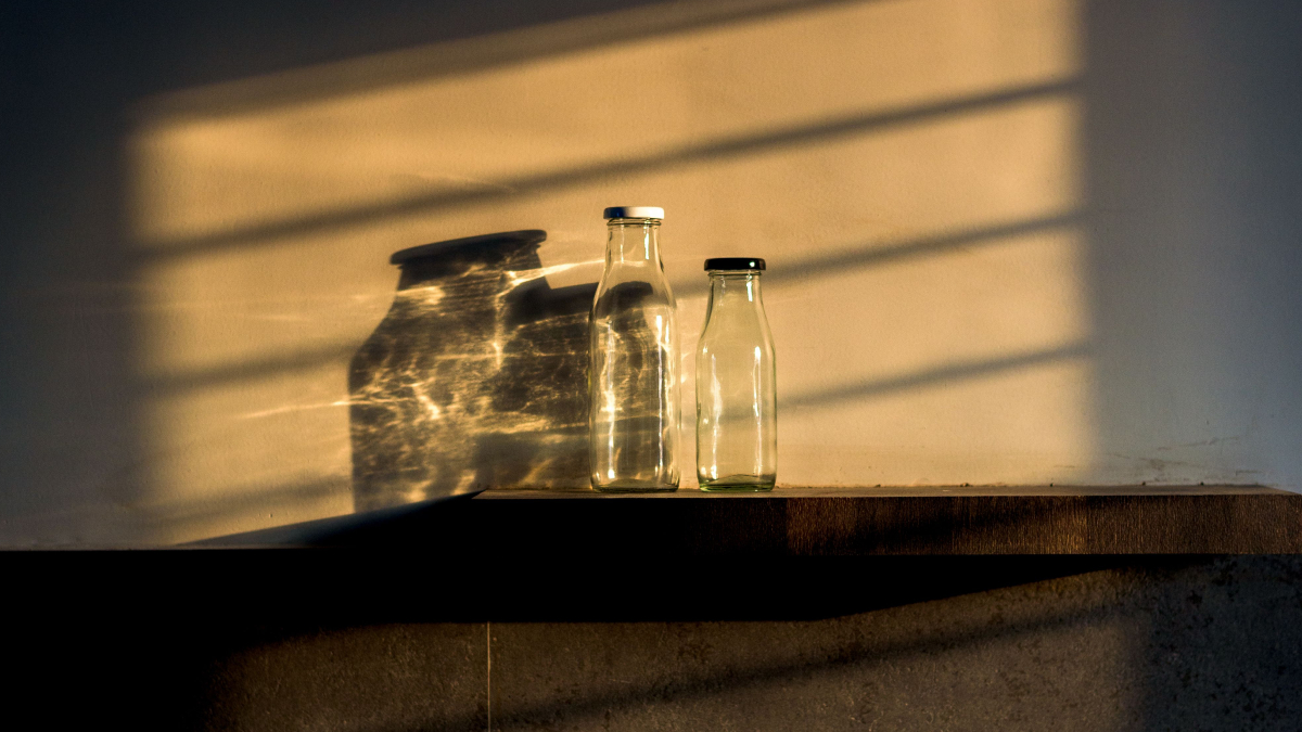 Com um truque simples usando vinagre, é possível eliminar resíduos de cola de potes de vidro sem muito esforço (Foto: Varun Gaba/ Pexels)