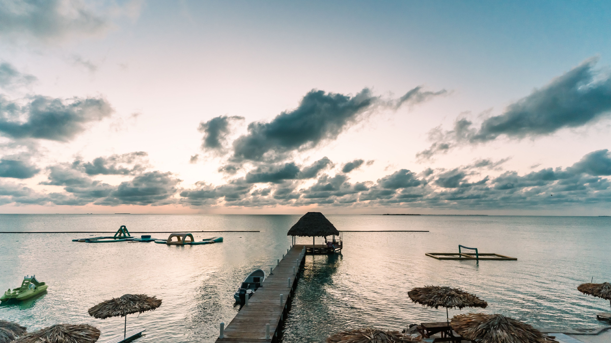 A ilha de Caye Caulker reúne natureza preservada, mar transparente e um ritmo de vida desacelerado (Foto: Roy Serafin/ Pexels)