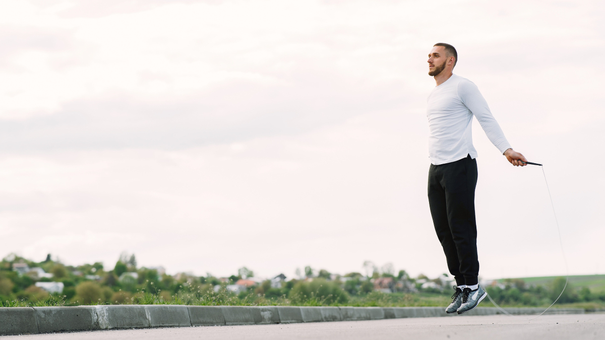Além de queimar calorias, pular corda fortalece a coordenação entre diferentes grupos musculares (Foto: Gustavo Fring/ Pexels)