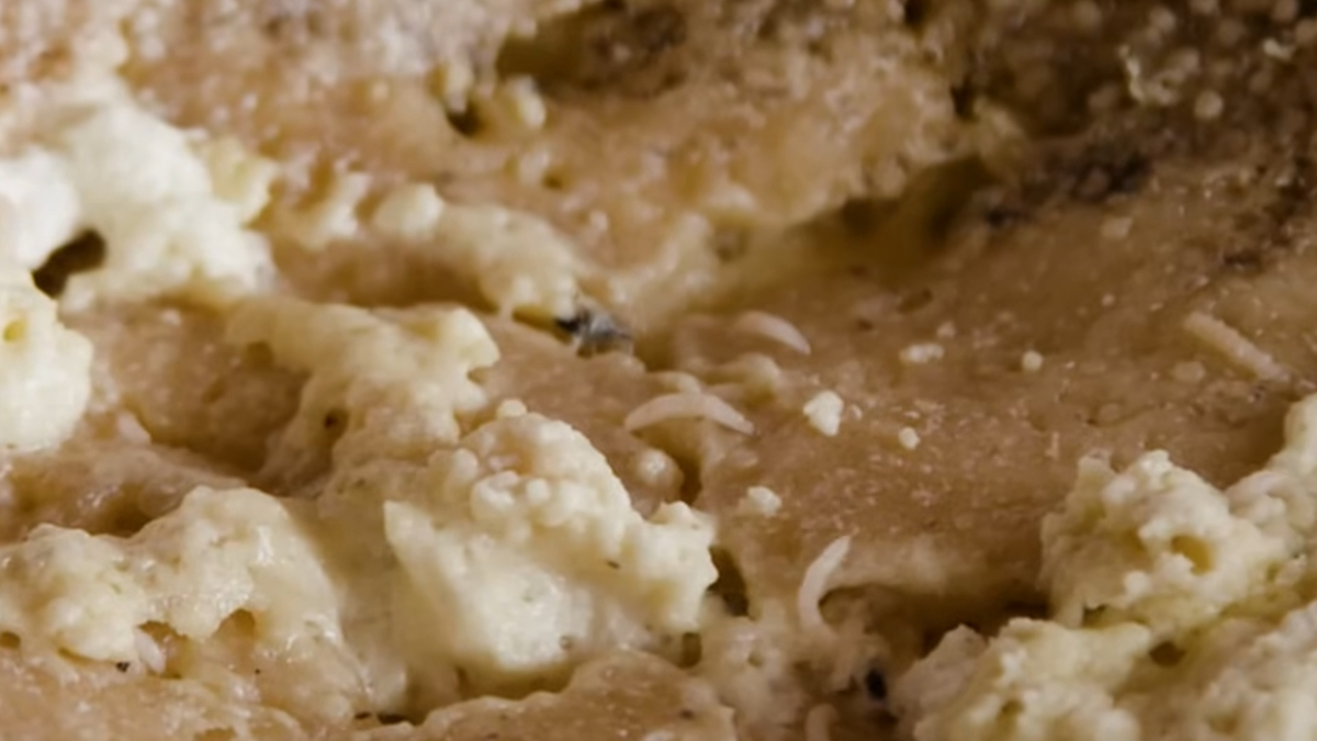 O queijo italiano desperta curiosidade pelo método de produção e pelos riscos associados ao consumo (Reprodução: Great Big Story/ YouTube)