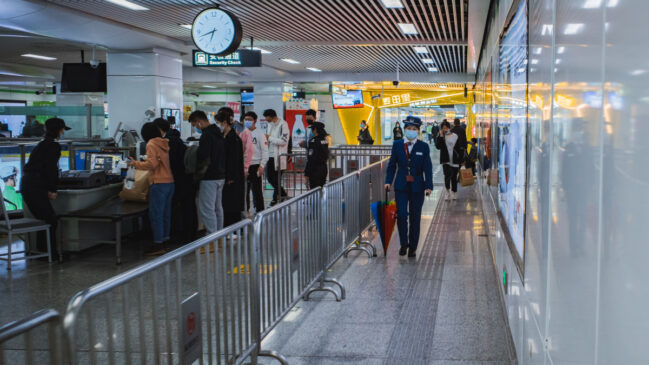 A fiscalização da bagagem de mão segue normas internacionais de segurança nos voos para o exterior (Foto: Zheng Xia/ Pexels)