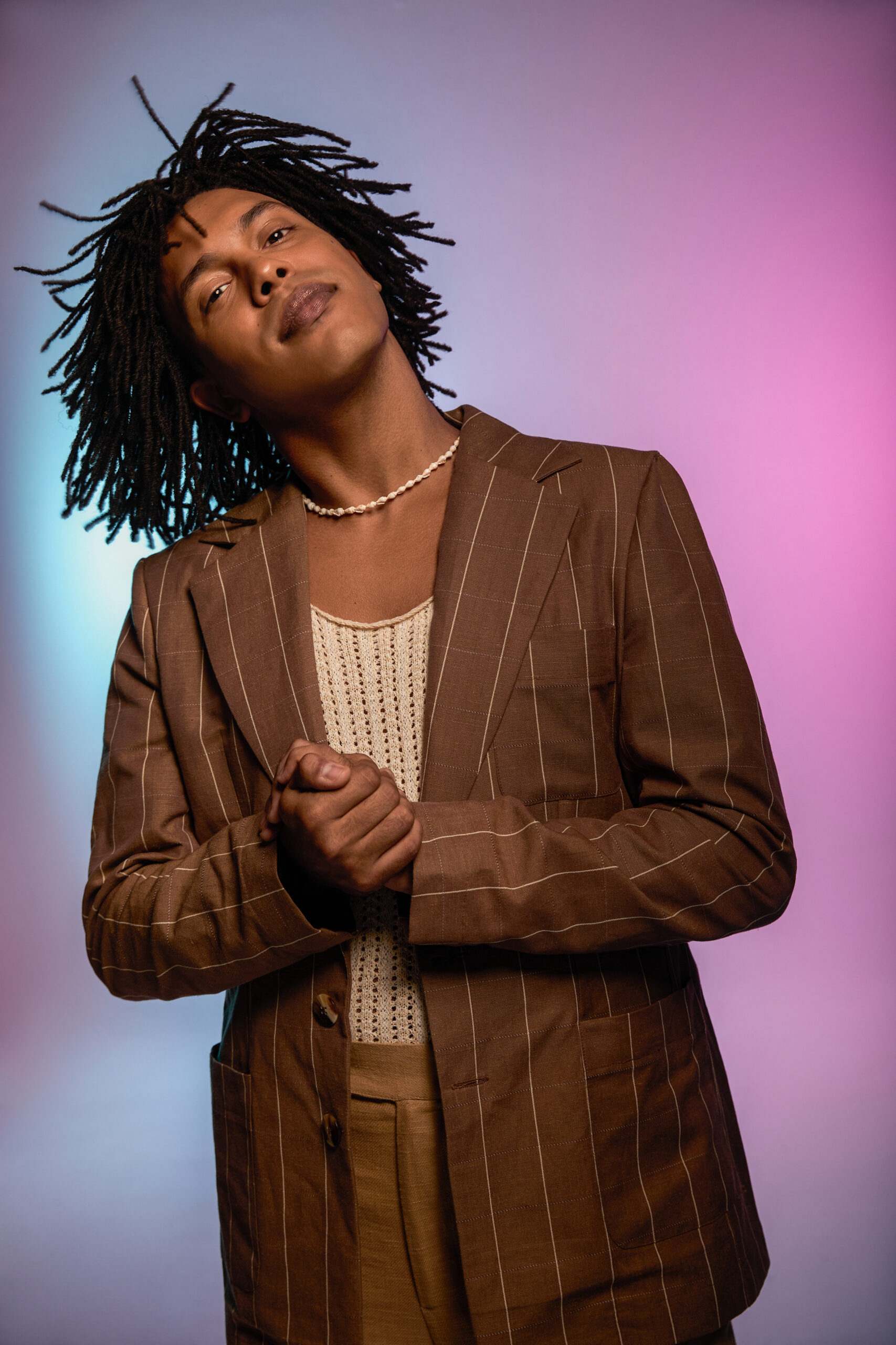 Montagem celebra os 50 anos de carreira de Djavan com repertório que reúne clássicos como "Oceano" e "Meu Bem Querer"