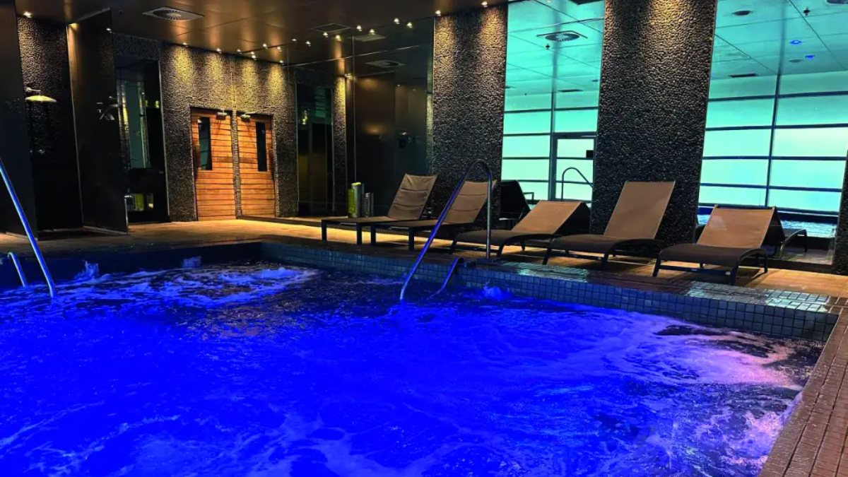 O plano custa cerca de R$ 820 por mês e inclui acesso a jacuzzi, saunas e aulas de cycle (Foto: Divulgação)