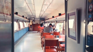 Antigo vagão ferroviário de luxo foi restaurado e hoje abriga o salão do Restaurante Estação Boca do Monte, em Piedade (Reprodução: Quick Video/ YouTube)