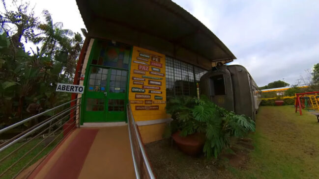 O charme do antigo vagão ferroviário é o grande diferencial do Restaurante Estação Boca do Monte, no interior de São Paulo (Reprodução: Riders Kangs/ YouTube)