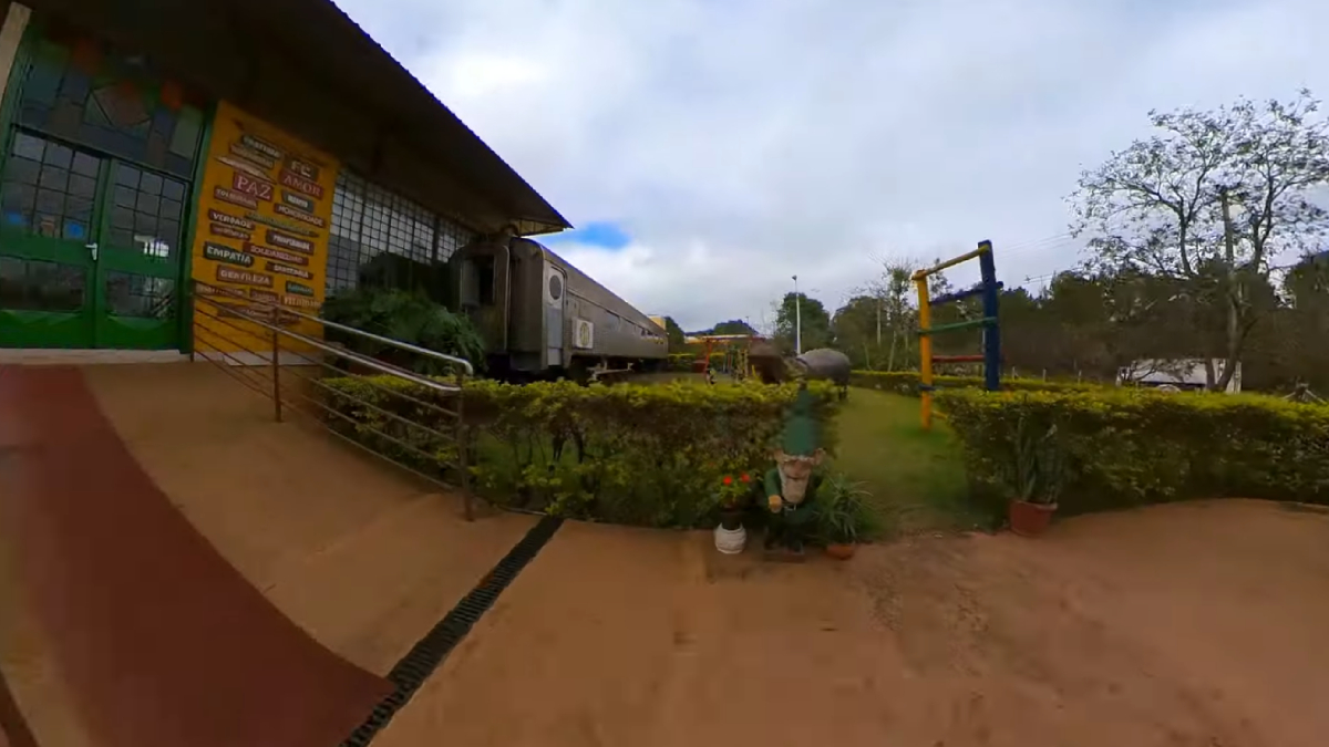 Mais do que um restaurante, o espaço proporciona uma viagem ao passado em um vagão ferroviário centenário (Reprodução: Riders Kangs/ YouTube)