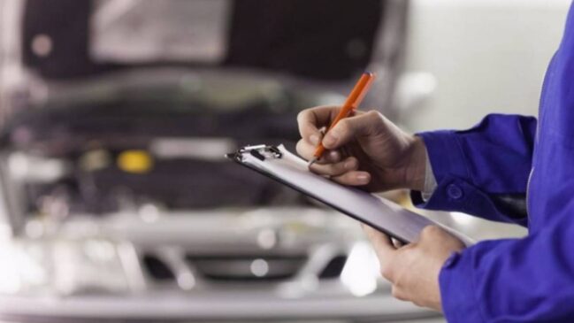 Mêcanico fazendo a revisão preventiva em um carro