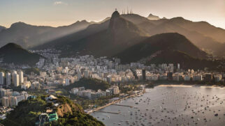 Rio de Janeiro lidera entre as cidades brasileiras mais visitadas por turistas estrangeiros graças às praias e aos cartões-postais mundialmente famosos (Foto: Wilfredor/ Wikimedia Commons)