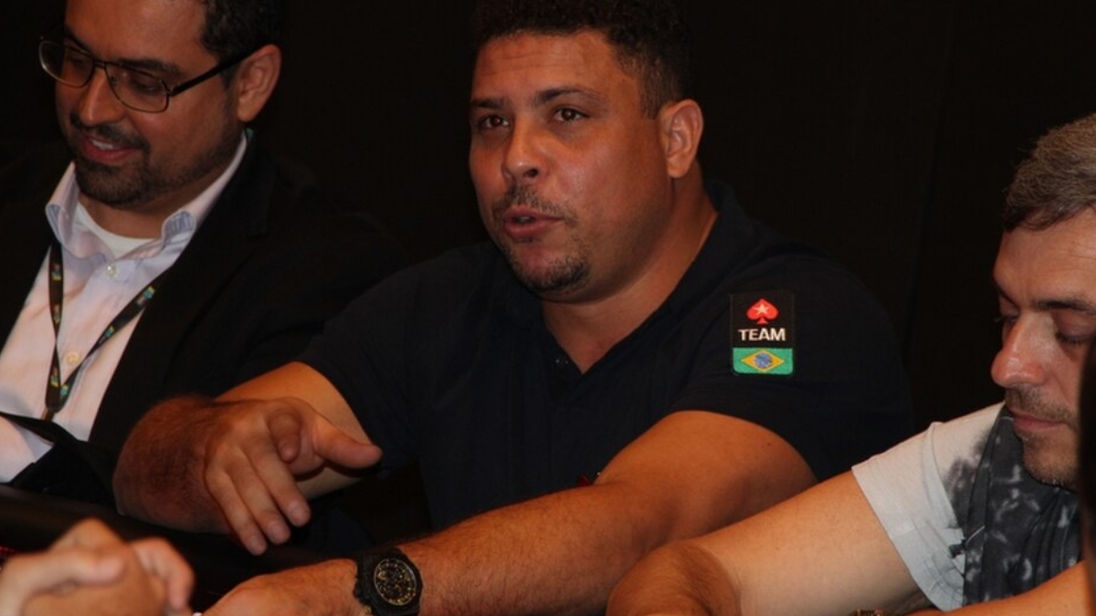 Ronaldo Fenômeno mantém uma relação antiga com o poker e já participou de diversos eventos e torneios da modalidade (Foto: Renan Katayama/ Wikimedia Commons)