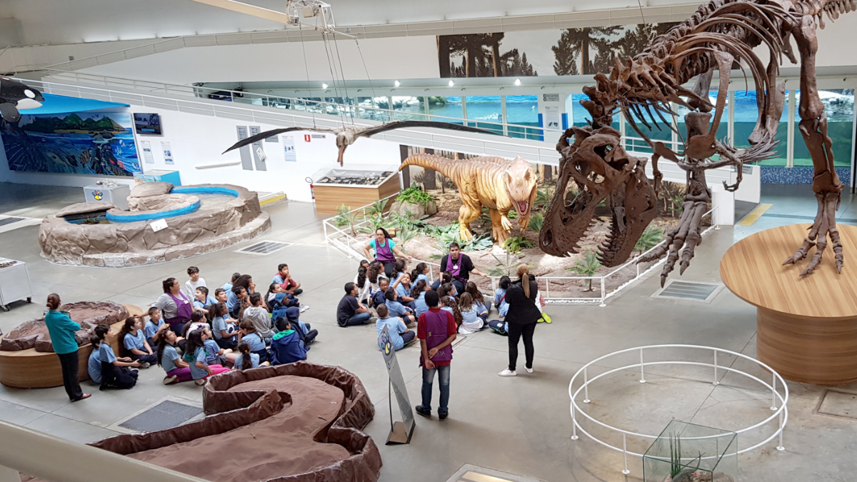 Apresentação dos dinossauros do Espaço Vida, presente na Sabina, em excursão escolar