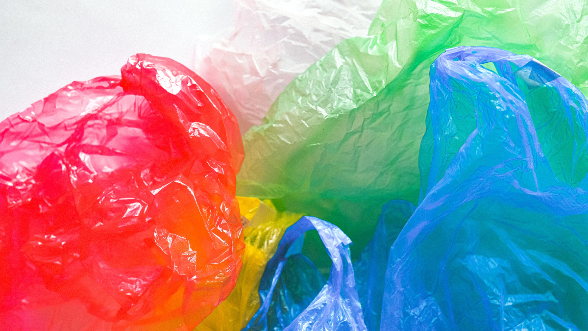 O tubo do papel-alumínio pode ganhar uma nova função e ajudar a organizar sacolas plásticas na cozinha (Foto: Anna Shvets/ Pexels)