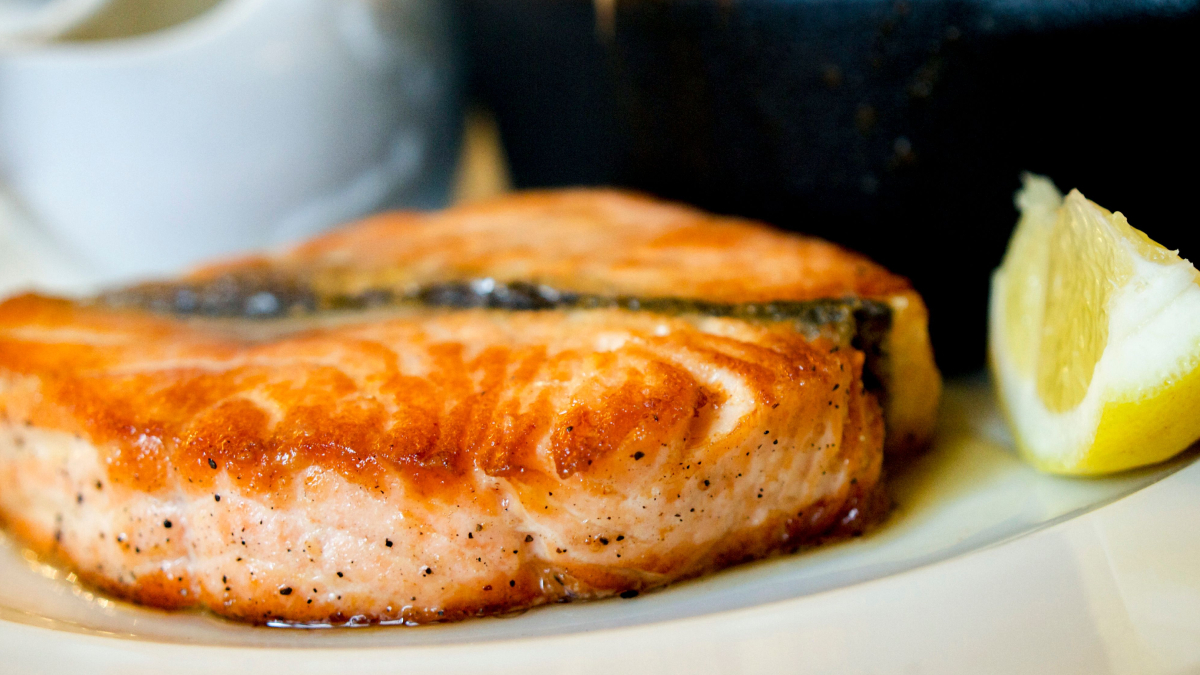Ovos, peixes, castanhas e vegetais estão entre os alimentos que ajudam a fortalecer o cabelo de dentro para fora (Foto: Krisztina Papp/ Pexels)
