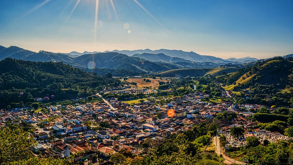 São Bento do Sapucaí atrai turistas com a Pedra do Baú, trilhas e vistas privilegiadas da Serra da Mantiqueira (Foto: Rafael Vianna Croffi/ Wikimedia Commons)