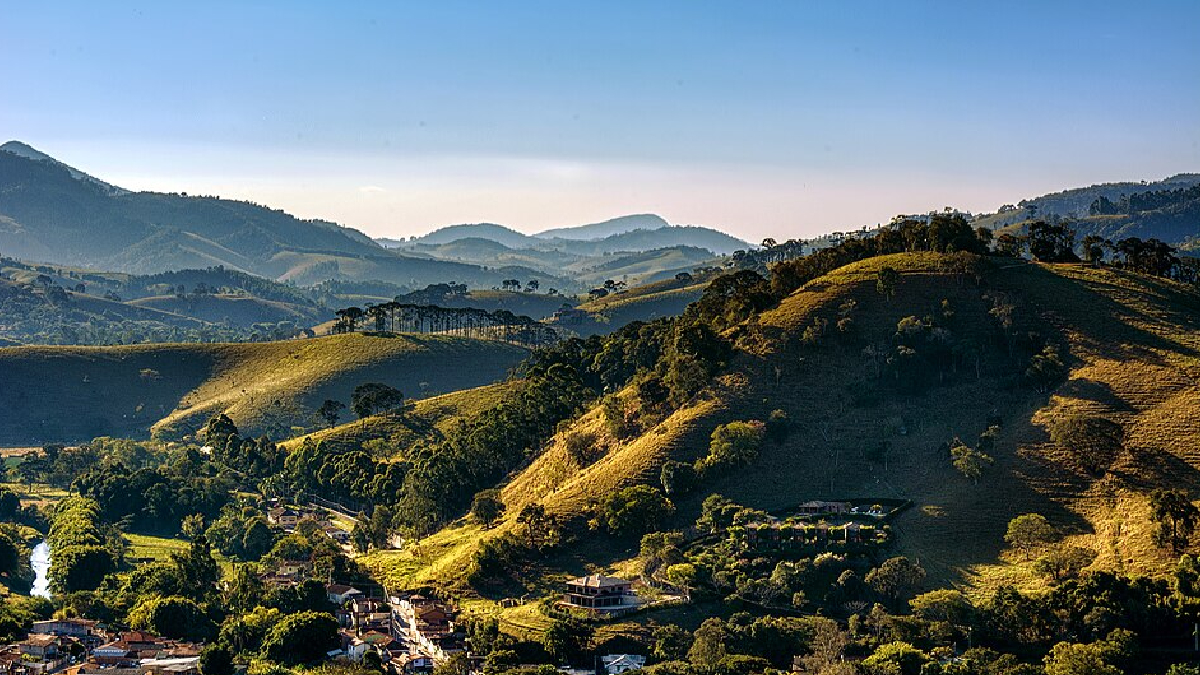Natureza, aventura e clima de montanha fazem de São Bento do Sapucaí um dos destinos mais procurados no inverno (Foto: Rafael Vianna Croffi/ Wikimedi Commons)