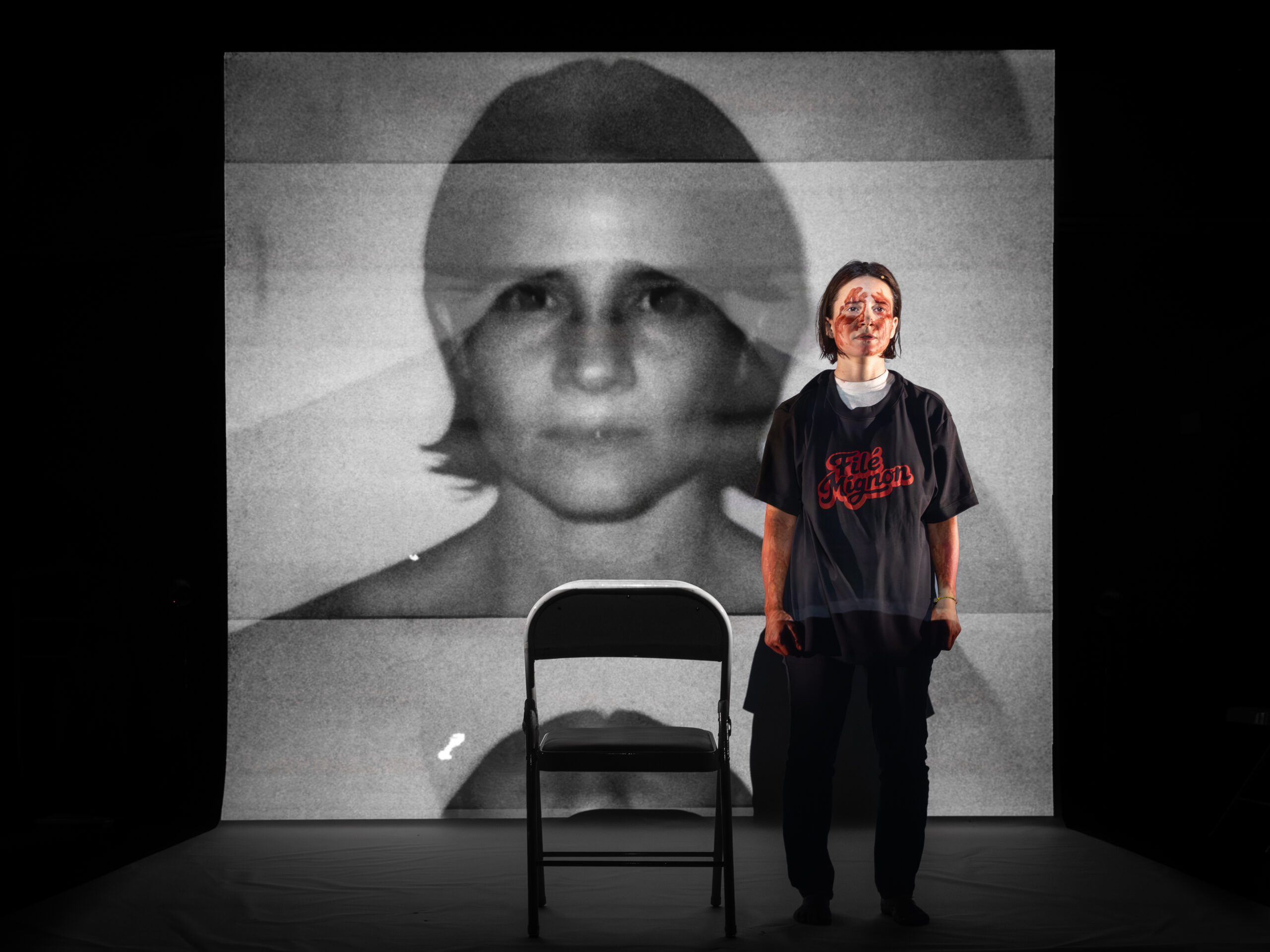 Inspirado no romance homônimo da escritora canadense Anne Carson, o espetáculo protagonizado por Bianca Comparato será apresentado entre 14 de agosto e 27 de setembro no Teatro YouTube