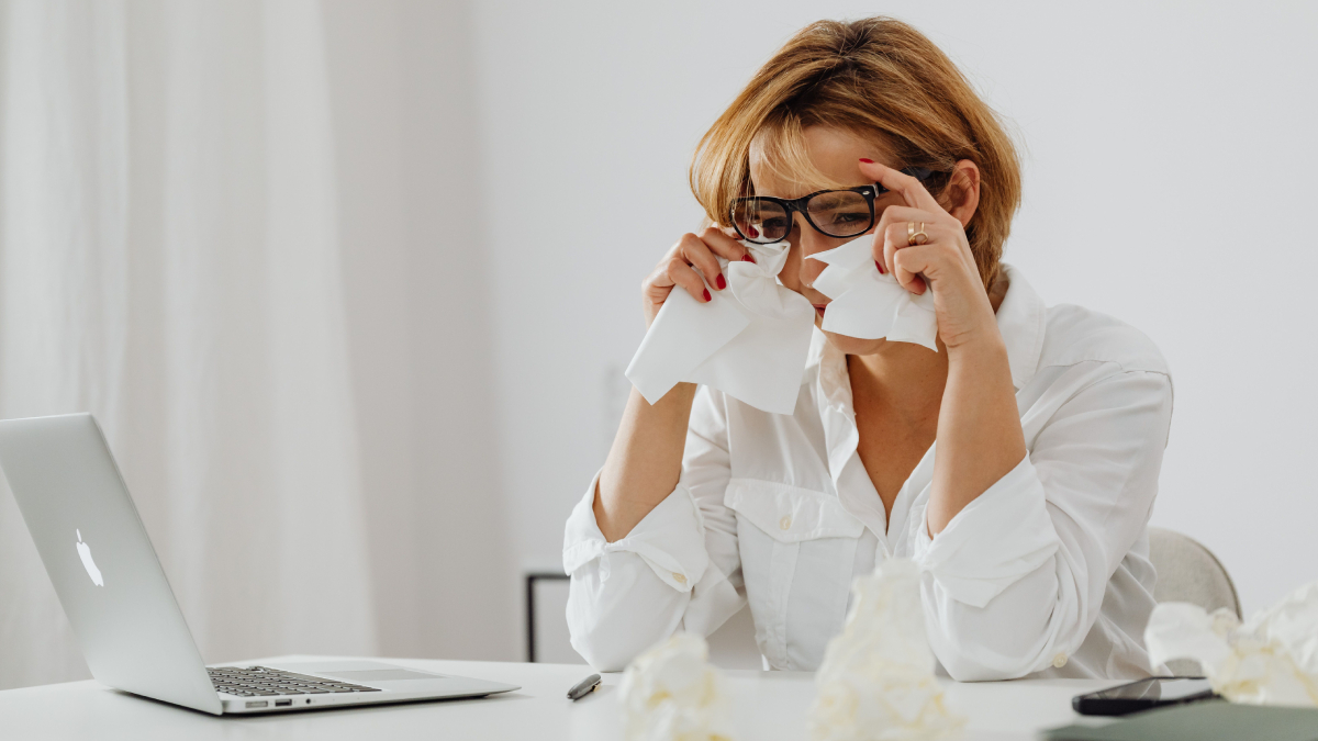 Espirros, coriza e dor no rosto ajudam a diferenciar rinite de sinusite (Foto: kaboompics/ Pexels)