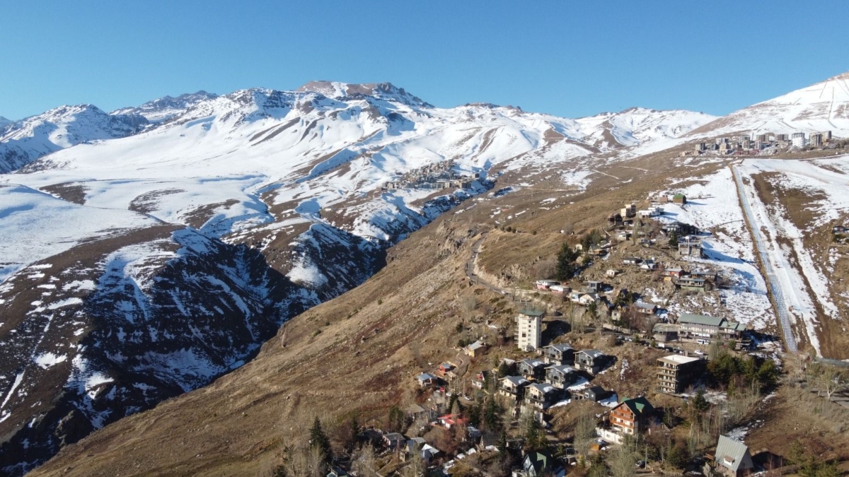 Turistas aproveitam as pistas de neve durante a temporada de inverno nas montanhas chilenas.