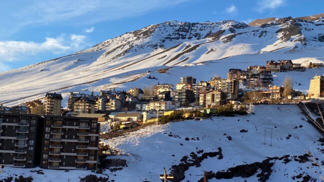 Visitantes encontram opções para praticar ski e snowboard em diferentes níveis de experiência.