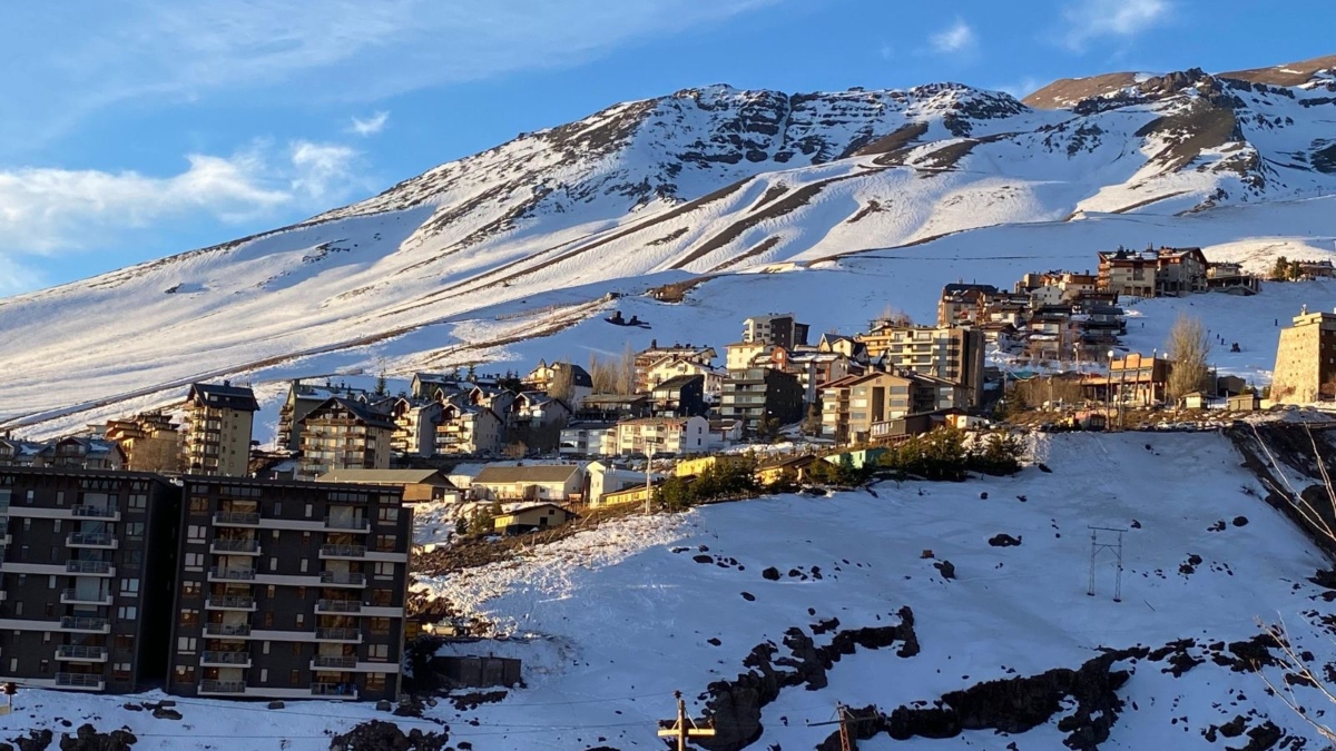 Visitantes encontram opções para praticar ski e snowboard em diferentes níveis de experiência.