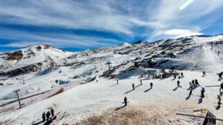 Estações de ski no Chile atraem turistas durante a temporada de neve próxima a Santiago.
