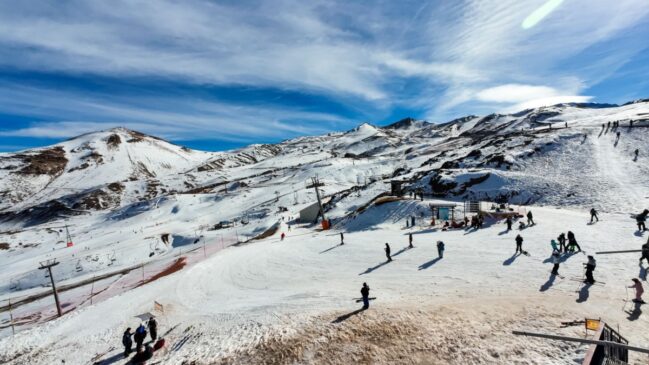 Estações de ski no Chile atraem turistas durante a temporada de neve próxima a Santiago.