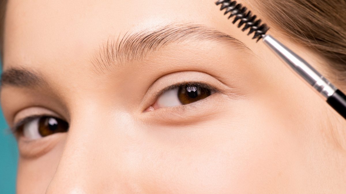 Grudar e modelar sobrancelhas (Foto: Shiny Diamond/Pexels)