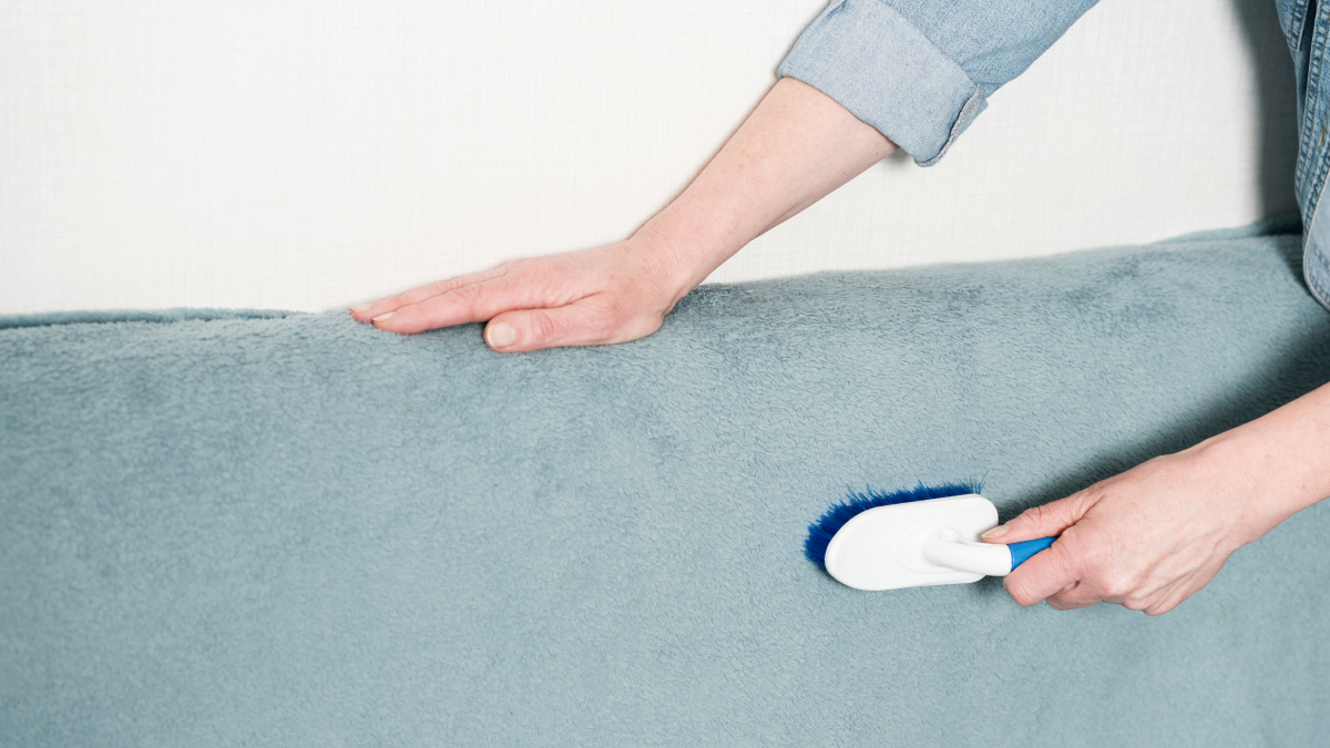 Usar um pano levemente úmido é um dos principais cuidados para limpar o sofá de microfibra sem manchar o tecido (Foto: Freepik)