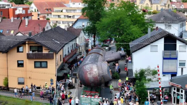 A operação para levar o submarino U17 ao museu mobilizou engenheiros e chamou a atenção de centenas de curiosos (Divulgação: Museu Técnico de Sinsheim e Speyer)
