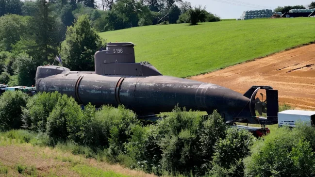 Pesando mais de 350 toneladas, o submarino U17 exigiu uma complexa operação logística para cruzar estradas e rios (Divulgação: Museu Técnico de Sinsheim e Speyer)