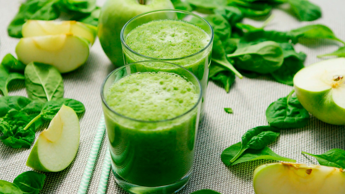 Com sabor suave e textura crocante, a alface pode transformar desde sanduíches até bebidas refrescantes (Foto: Jugoslocos/ Pexels)