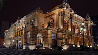 Segundo o SP Haunted Tour, o passeio combina turismo, história e teatro com narrativas inspiradas em lendas paulistanas (Foto: Eli Kazuyuki Hayasaka/Wikimedia Commons)