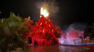 Terra Parque Eco Resort fica a cerca de 556 km da capital paulista e chama atenção pelo vulcão cenográfico com piscina aquecida e espetáculo noturno (Foto: Divulgação)