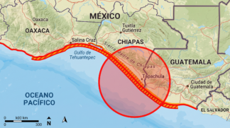 Mapa geográfico ilustrativo focado na região costeira entre o sul do México e a América Central, banhada pelo Oceano Pacífico. O gráfico destaca os estados mexicanos de Oaxaca e Chiapas, cidades como Salina Cruz e Tapachula, além dos territórios da Guatemala e de El Salvador. Uma linha vermelha espessa com preenchimento listrado em laranja acompanha toda a extensão da costa. Um grande círculo vermelho translúcido sobrepõe-se à região do Golfo de Tehuantepec e Tapachula, indicando a área de impacto ou o epicentro de um terremoto. No canto inferior esquerdo, aparecem uma escala gráfica de distância indicando até 300 km e uma seta apontando para o Norte
