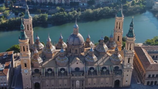 A Basílica de Nossa Senhora do Pilar é o marco visual da cidade de Zaragoza (Foto: Reprodução/Youtube/@cometospain)