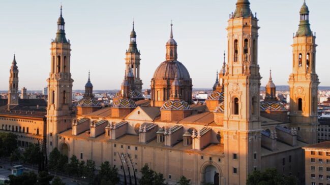 Com cúpulas em verde, amarelo, azul e branco, Basílica de Nossa Senhora do Pilar é um dos monumentos mais famosos de Zaragoza (Foto: Reprodução/Youtube/@cometospain)