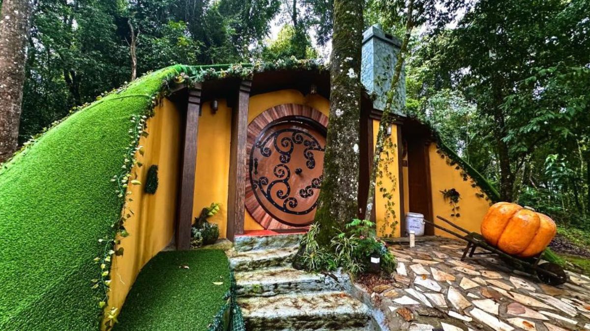 Acomodação que recria uma toca de Hobbit do filme dos Senhor dos Anéis no interior de Minas Gerais.