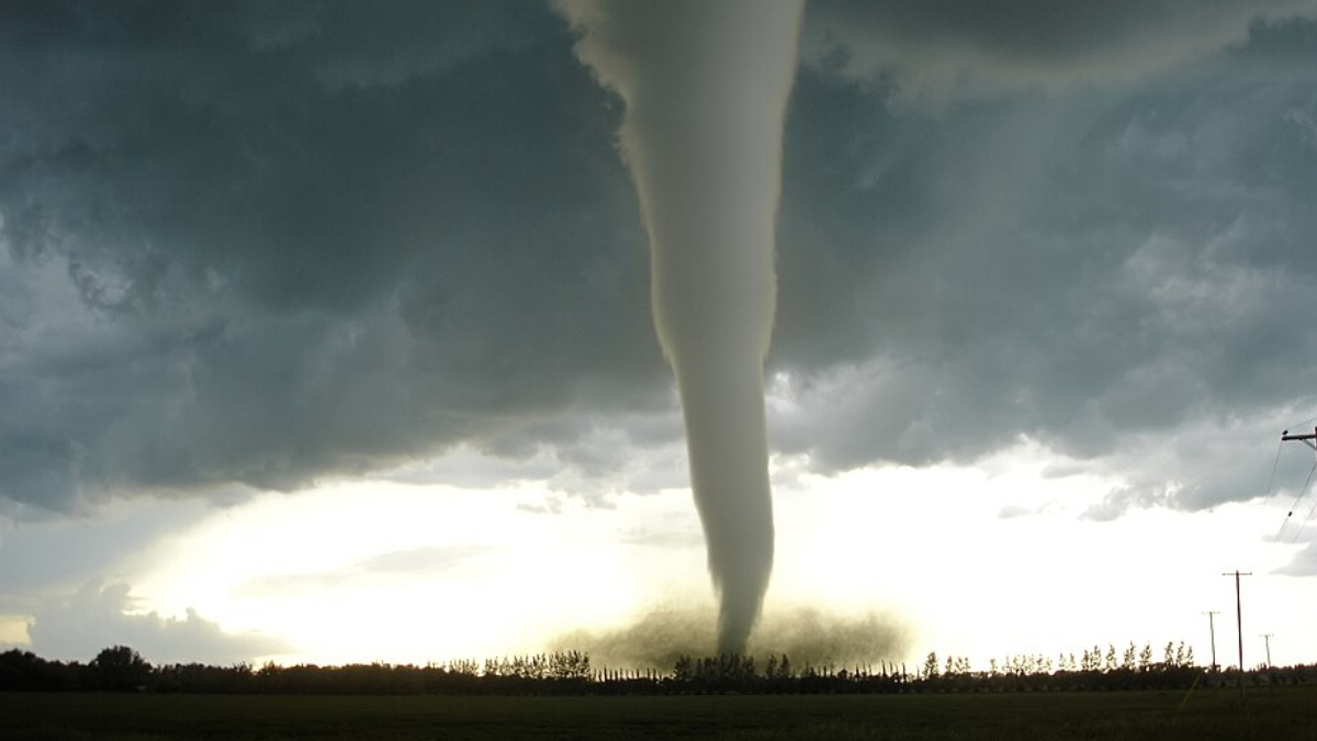 Embora raros, tornados fazem parte da realidade climática brasileira e exigem atenção durante temporais (Foto: Justin Hobson/ Wikimedia Commons)
