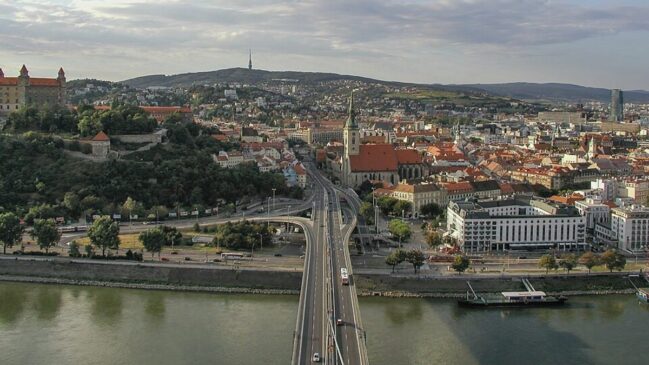Torre UFO (Vista para a Ponte SNP) - (Foto: Stimoroll/Wikimedia Commons)