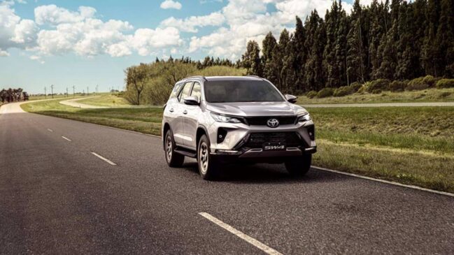 Toyota SW4 prata trafegando na rodovia