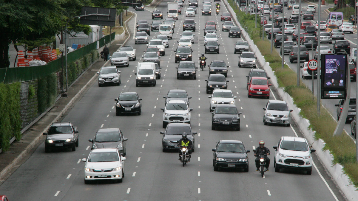 Motoristas que dificultam a ultrapassagem podem cometer infração de trânsito prevista no Art. 198 do CTB (Foto: Thiago Neme/ Gazeta de S. Paulo)