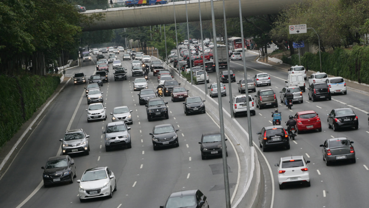 A legislação de trânsito determina que o condutor facilite a ultrapassagem sempre que houver segurança para a manobra (Foto: Thiago Neme/ Gazeta de S. Paulo)