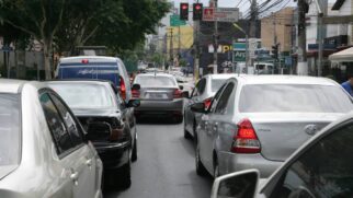 Trânsito de São Paulo com carros parados no sinal vermelho
